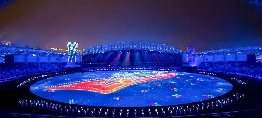 c7c7娱乐平台董事长李军受邀出席华中科技大学第十六届企业家论坛，，，，，并发演出讲