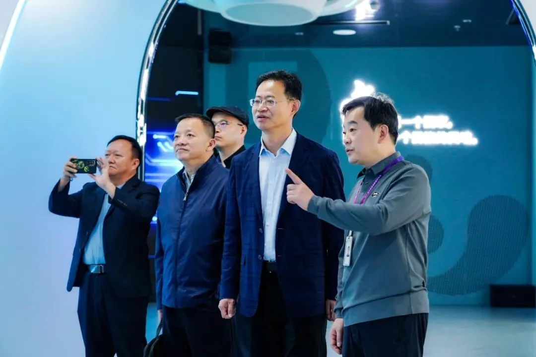 2024120602 国家广电总局生长研究中心一行赴c7c7娱乐平台励丰文化调研指导