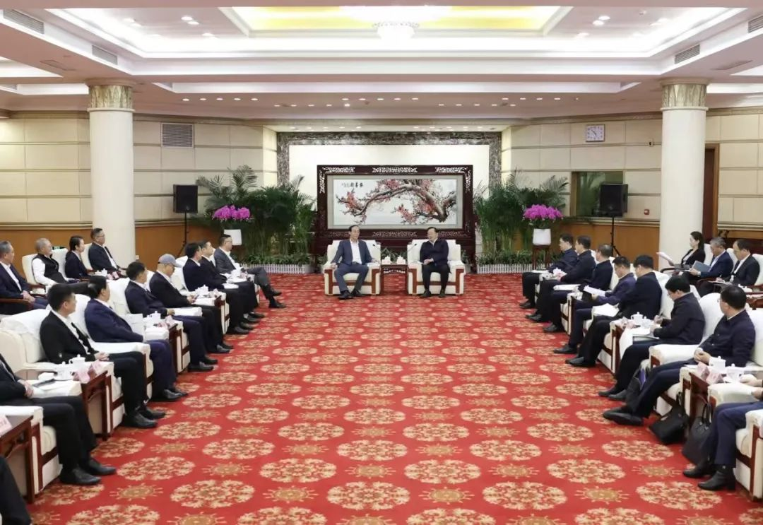 c7c7娱乐平台董事长李军受邀出席华中科技大学第十六届企业家论坛，，，，，并发演出讲