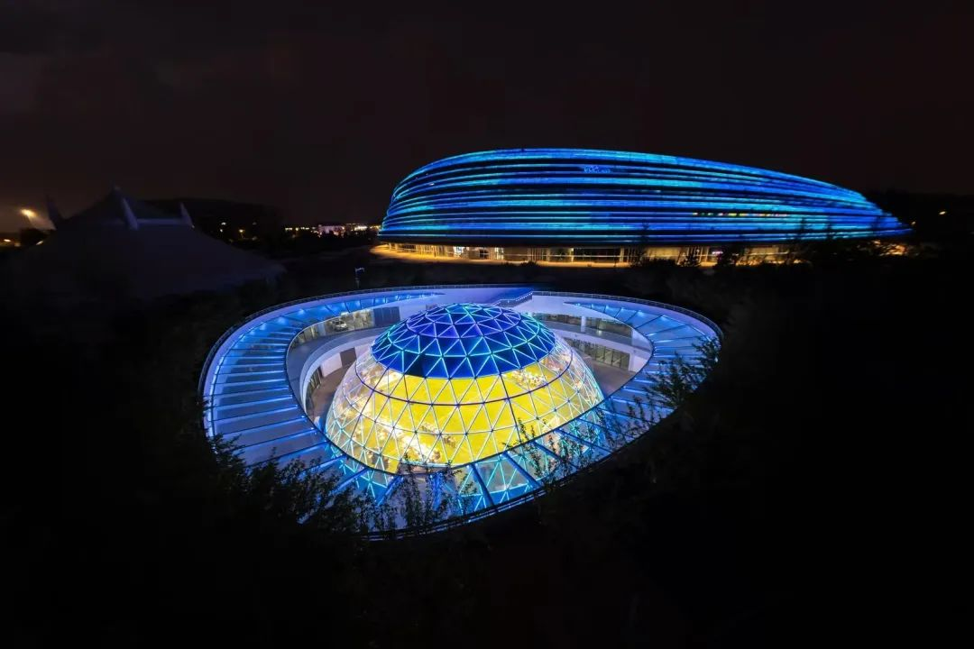 全球首个，，，正式启用！c7c7娱乐平台LED炫彩点亮“熊猫眼”